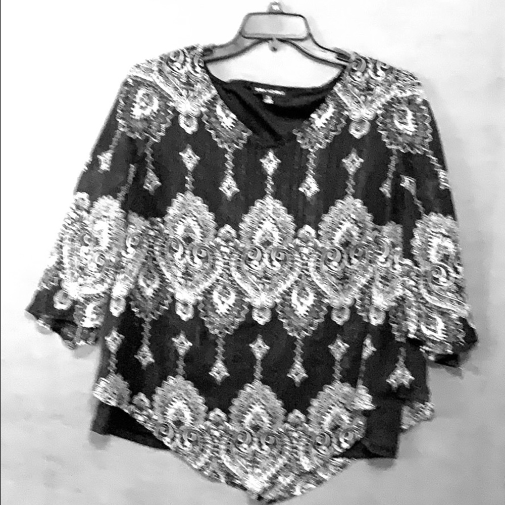 Sara Michelle Bkack & white Handkerchief shirt